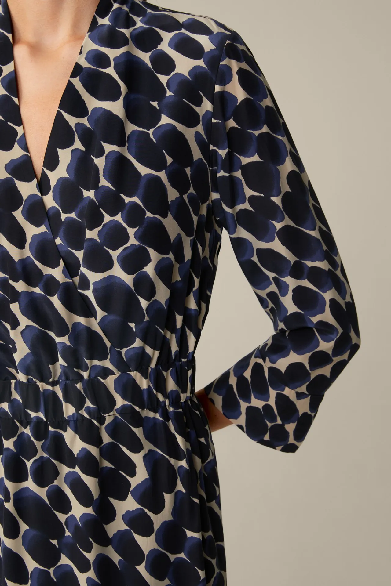 Viskose-Seidenmix-Wickel-Kleid In Navy-Beige Gemustert*Windsor Online